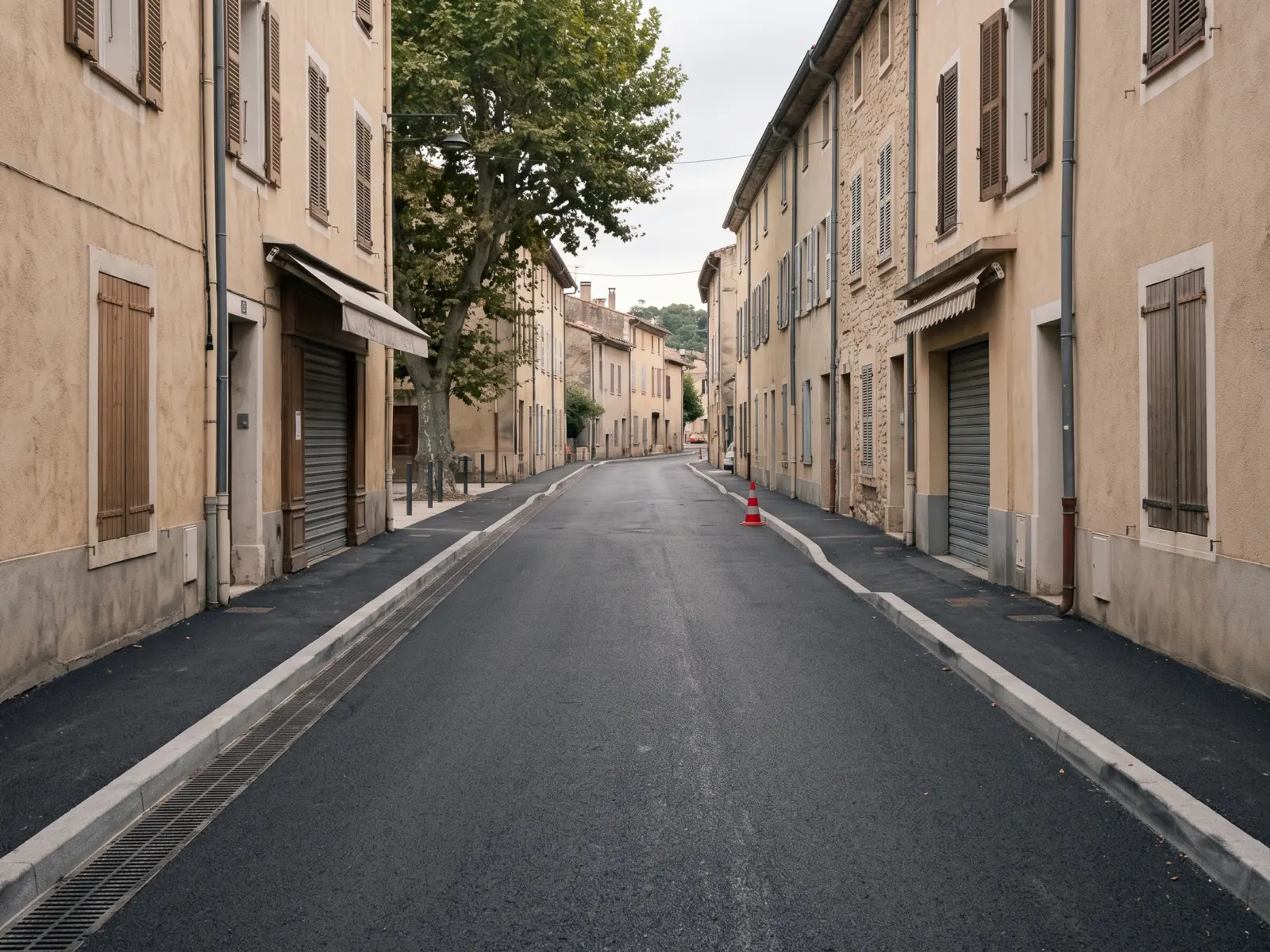 La Roquette-sur-Siagne — la traverse du village après requalification, enrobé et bordures neuves