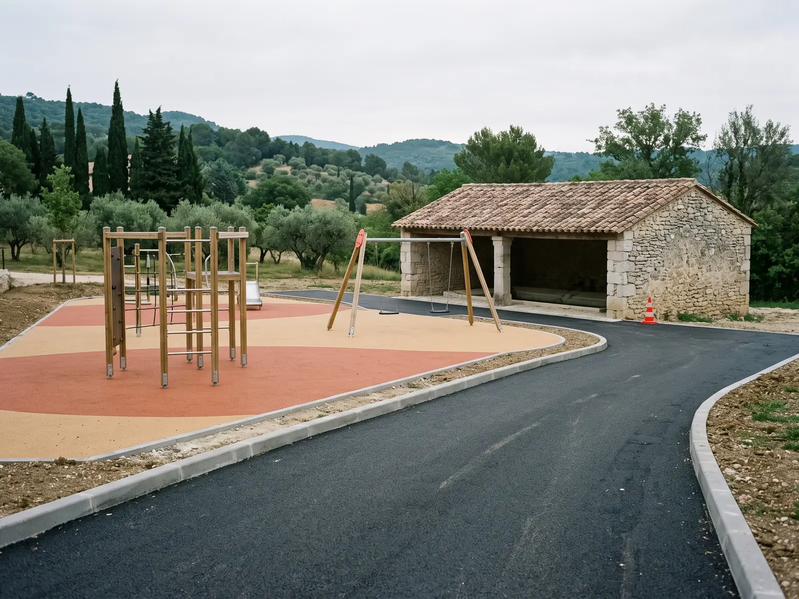 La Roquette-sur-Siagne — l’aire de jeux terminée et le lavoir communal restauré