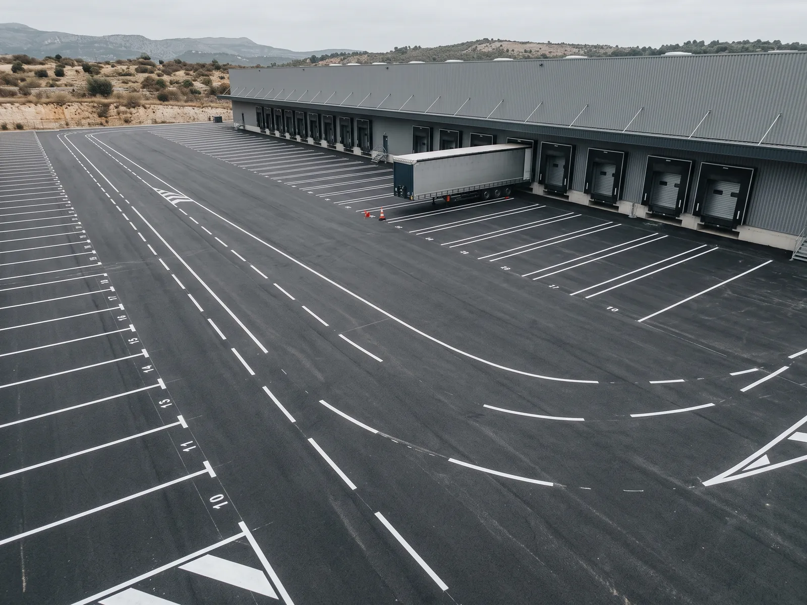 Carros — la plateforme logistique de la ZI Première Avenue, quais de chargement et marquage de giration