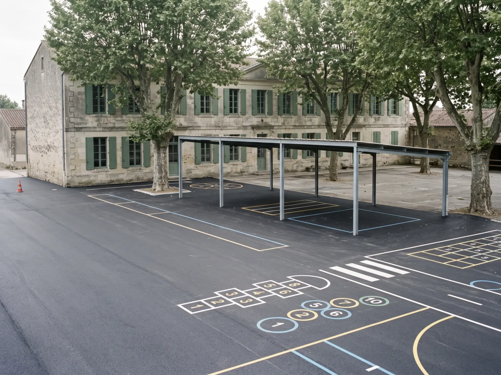 Levens — la cour de l’école élémentaire refaite, tracés de jeux peints